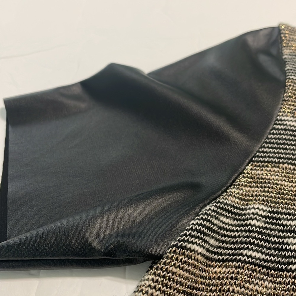 Deby Debo top XS faux leather short sleeves striped black/white/gold hi/lo hem - Picture 6 of 10
